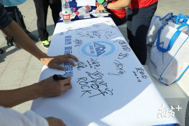 4月28日“深圳十峰”全民健身登山活动启动仪式在鹏城第一峰梧桐山举行。经过近一个月的宣传预热，“深圳十峰”终于拉开序幕，正式亮相。