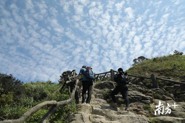 4月28日“深圳十峰”全民健身登山活动启动仪式在鹏城第一峰梧桐山举行。经过近一个月的宣传预热，“深圳十峰”终于拉开序幕，正式亮相。